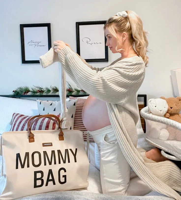 Mamá preparando su bolso maternal