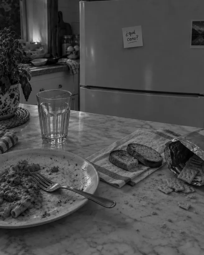 Antes: plato de pasta sin terminar, pan tostado y una nota que dice qué ceno