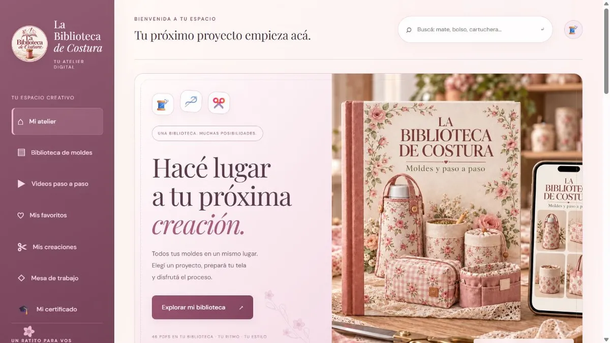 Captura real de la aplicación con su logo circular, menú y biblioteca de costura