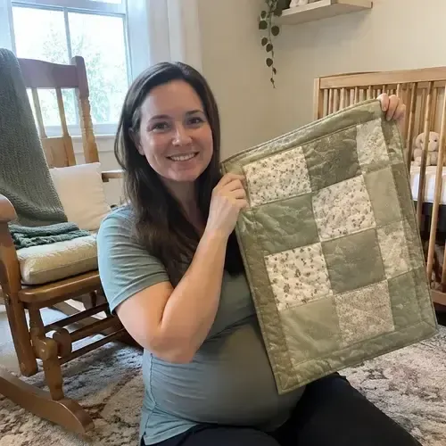 Persona mostrando mantita de patchwork verde