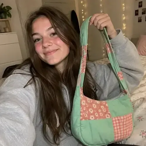 Persona mostrando bolso de patchwork verde